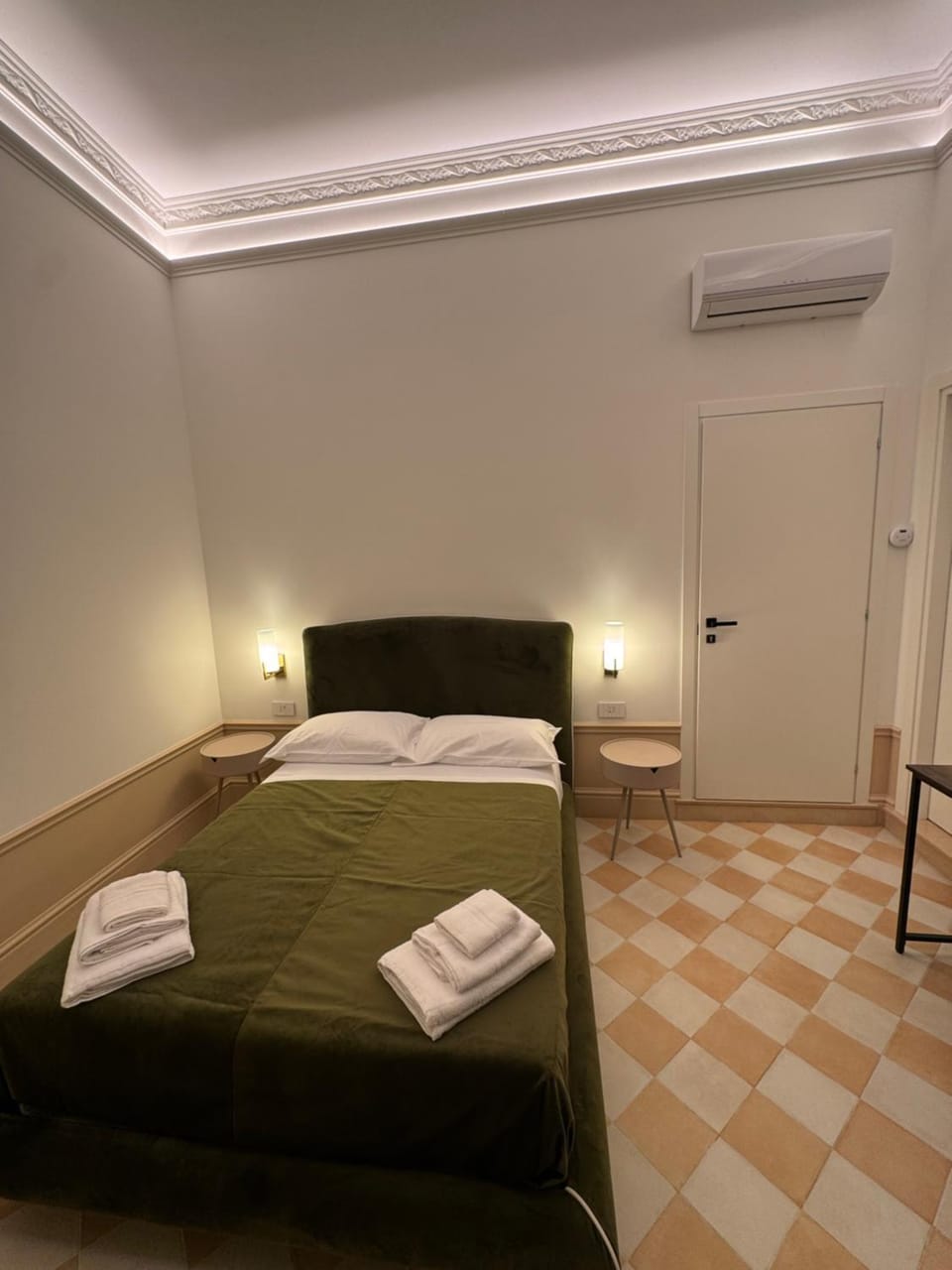 Bed, Photo of the whole room, Bedroom, towels, wardrobe, air conditioner