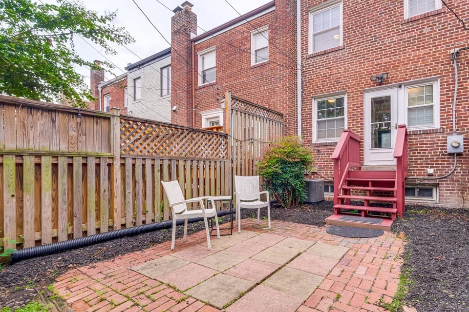 1 Mi to Old Town Alexandria: Townhome w/ Patio House in Alexandria