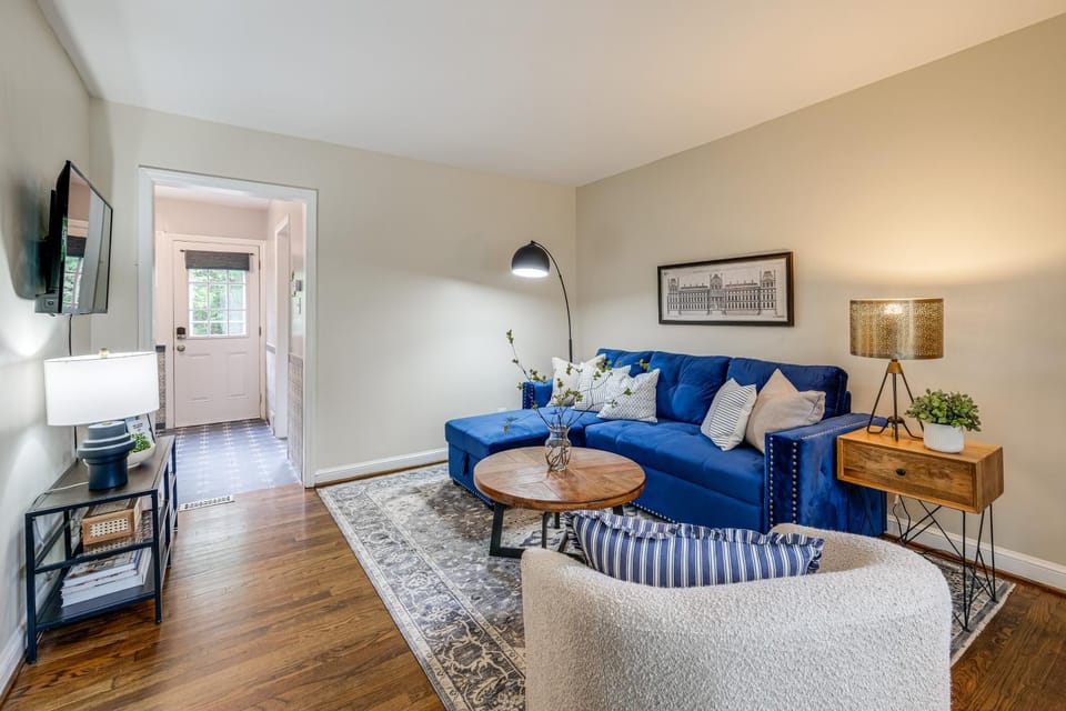 1 Mi to Old Town Alexandria: Townhome w/ Patio House in Alexandria