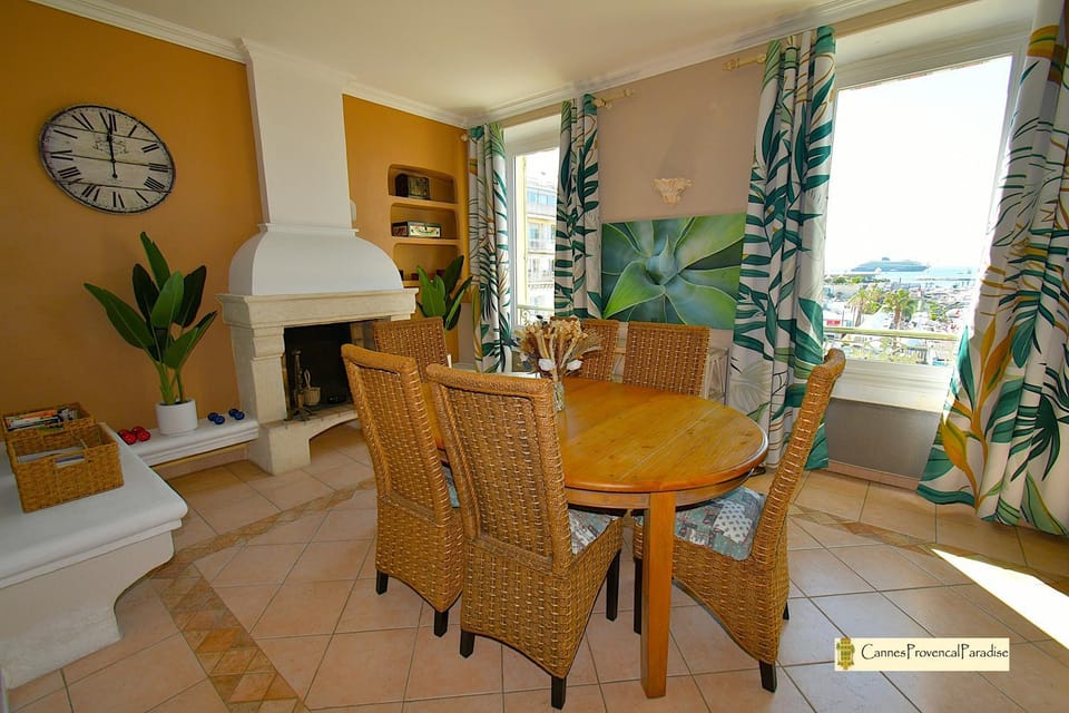 Duplex Luxe Vue Mer Face Palais des Festivals et Vieux Port Jacuzzi 5 Couchages Apartment in Cannes