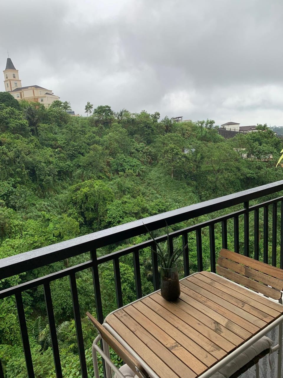 Twin Lakes Belvedere Tagaytay with Taal mountain and valley views Apartment in Calabarzon