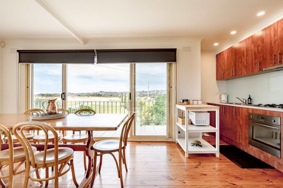 Kitchen or kitchenette, Dining area, oven, stove