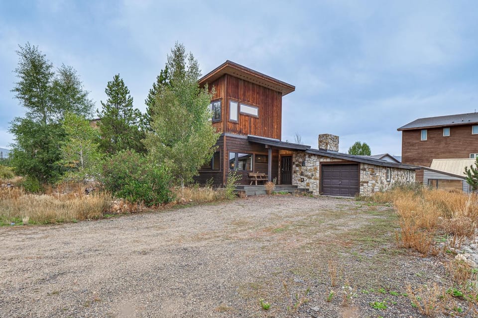 Grand Family Home with Deck and Trail Access in Fraser House in Fraser