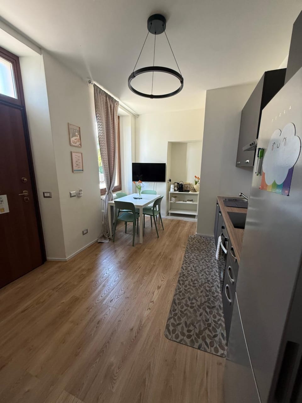 TV and multimedia, Kitchen or kitchenette, Living room, Seating area, Dining area, stove