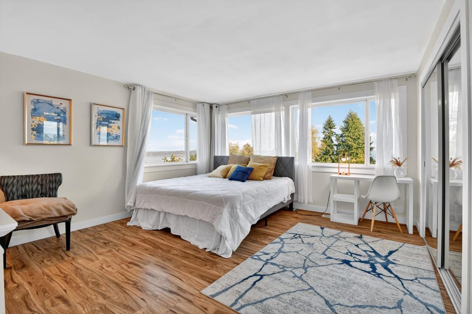 Oceanline 180° home House in Federal Way
