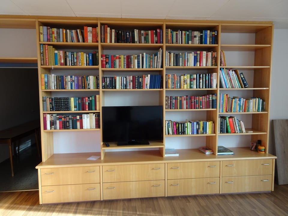 Communal lounge/ TV room, Library