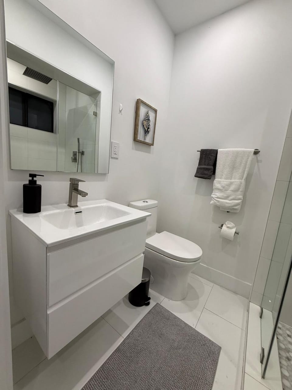 Modern 3BR-3 Bath Home near Calle 8 & Brickell 1GB Wi-Fi Speed House in Coral Gables