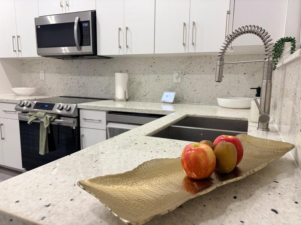 Modern 3BR-3 Bath Home near Calle 8 & Brickell 1GB Wi-Fi Speed House in Coral Gables
