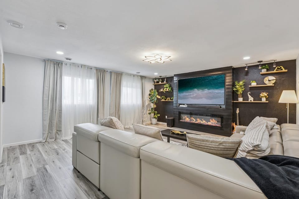 TV and multimedia, Living room, Seating area, fireplace