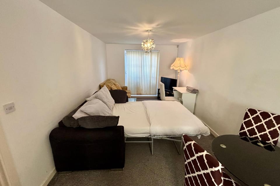 2 Bed Wolverhampton Apartment-Sleeps 5 Apartment in Wolverhampton