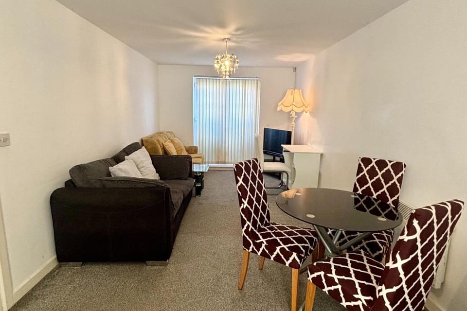 2 Bed Wolverhampton Apartment-Sleeps 5 Apartment in Wolverhampton