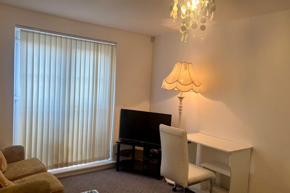 2 Bed Wolverhampton Apartment-Sleeps 5 Apartment in Wolverhampton