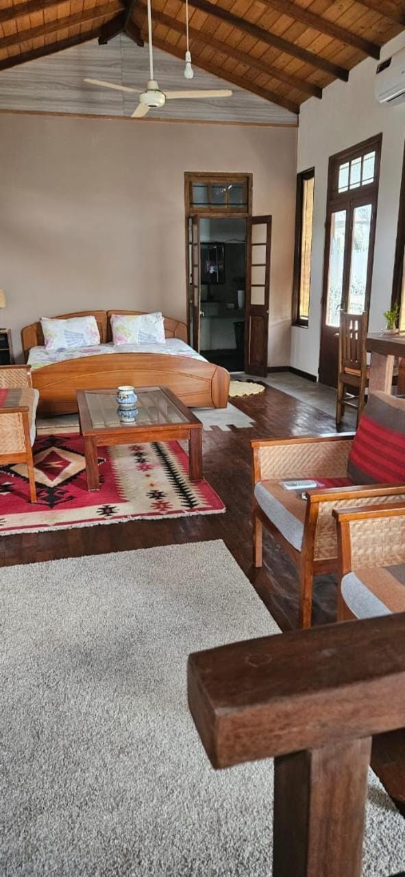 Bed, TV and multimedia, Living room, Seating area, Bedroom