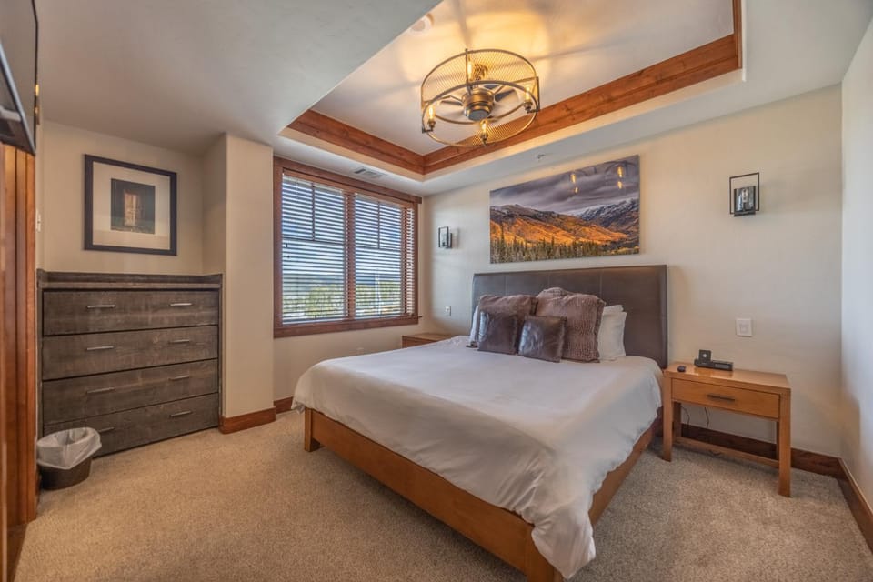 Bed, Bedroom, Mountain view