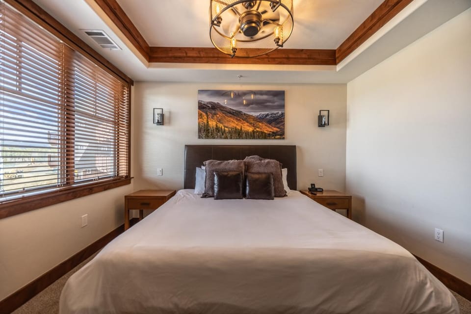 Bed, Bedroom, Mountain view