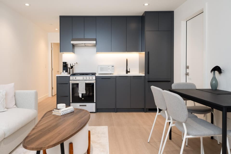 Kitchen or kitchenette, Dining area