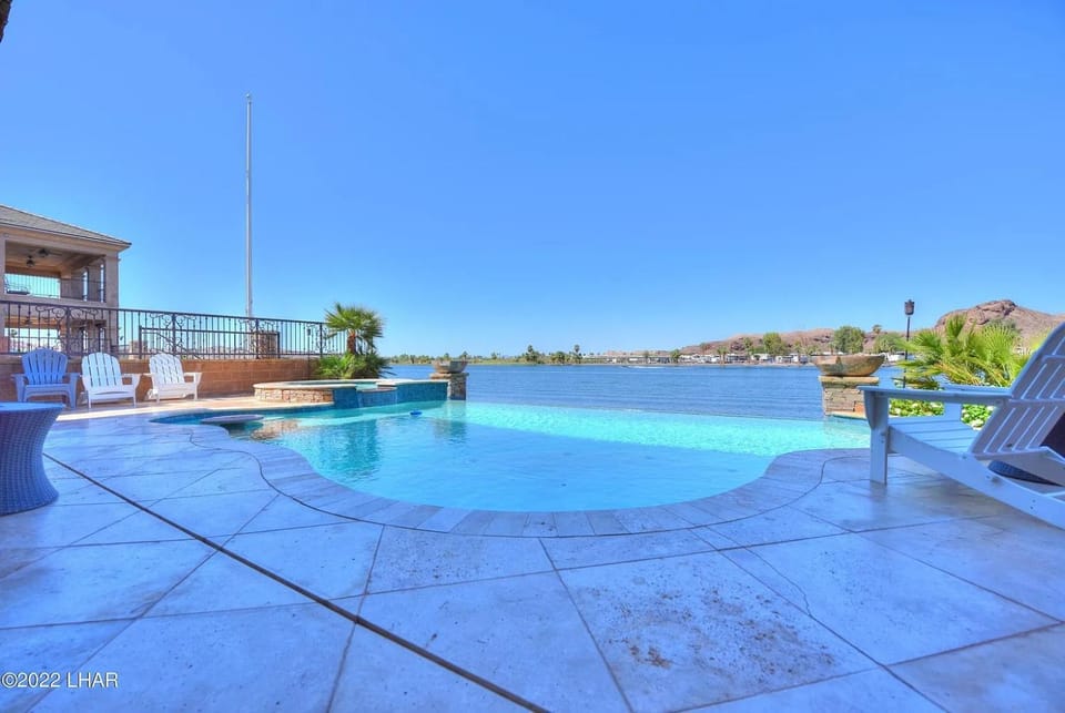 Splash Landing! Dock, Pool & Hot Tub , Riverfront House & Guest House in Earp