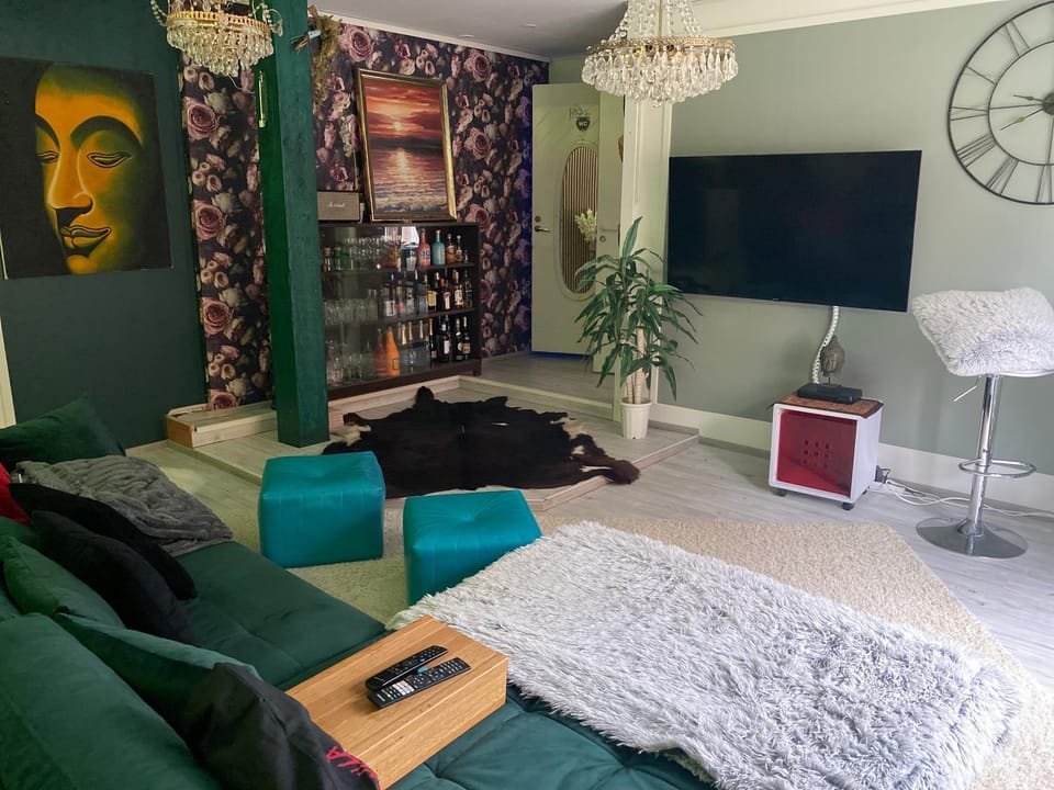 Communal lounge/ TV room, TV and multimedia, Living room, Seating area, Evening entertainment