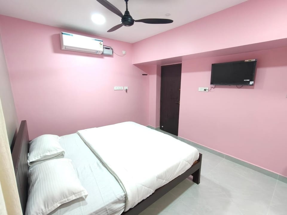 Bed, Photo of the whole room, Bedroom