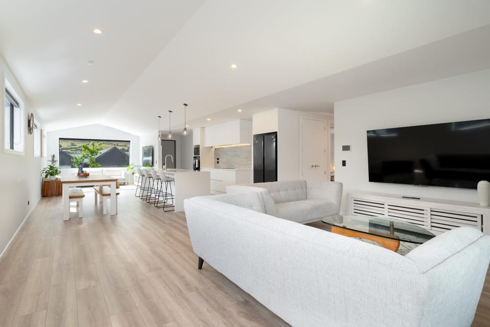 Communal lounge/ TV room, TV and multimedia, Kitchen or kitchenette, Living room, Seating area, Evening entertainment