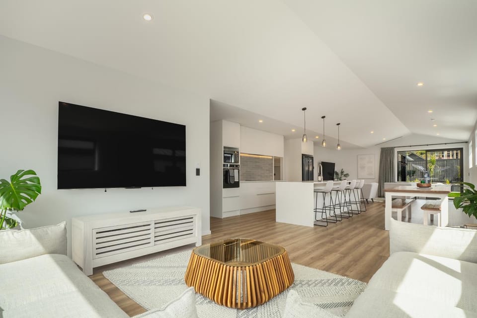 Communal lounge/ TV room, TV and multimedia, Living room, Seating area, Evening entertainment