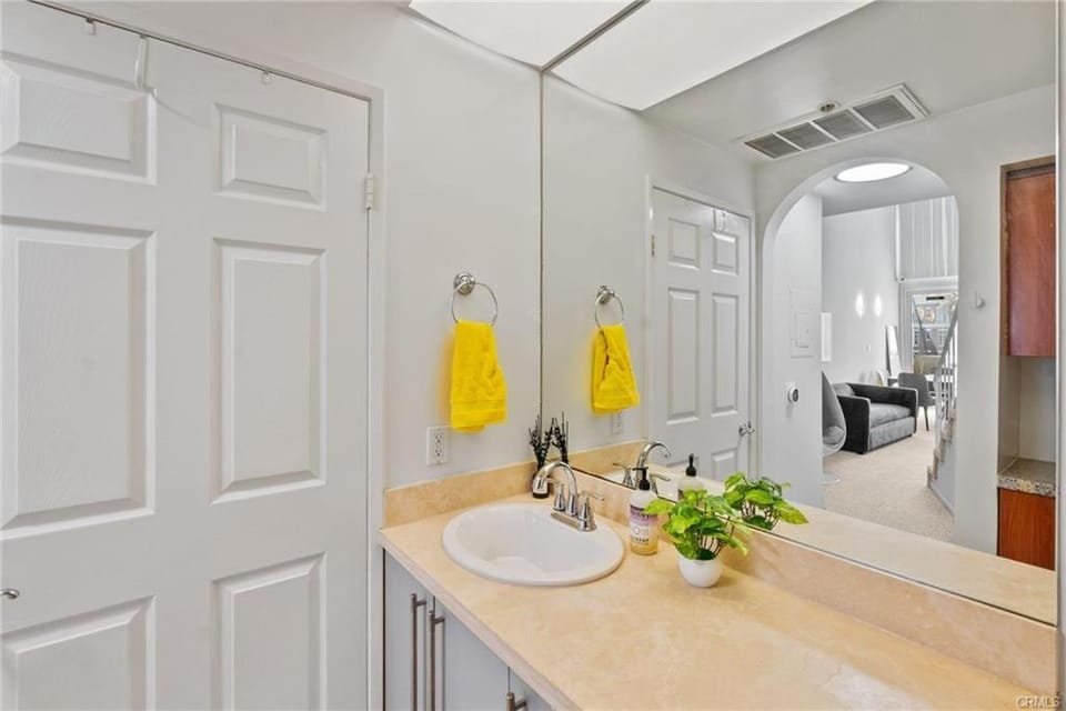 Family Nest Near Beverly Hills Apartment in San Fernando Valley