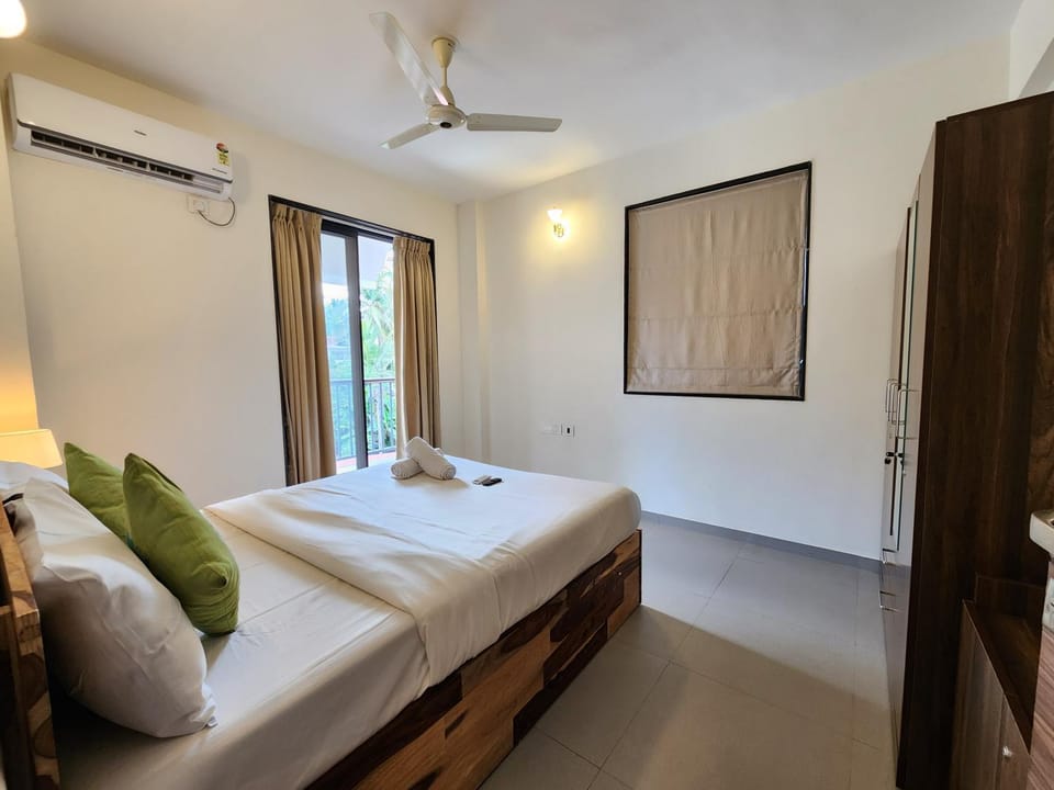 Bed, Photo of the whole room, Bedroom, towels, air conditioner