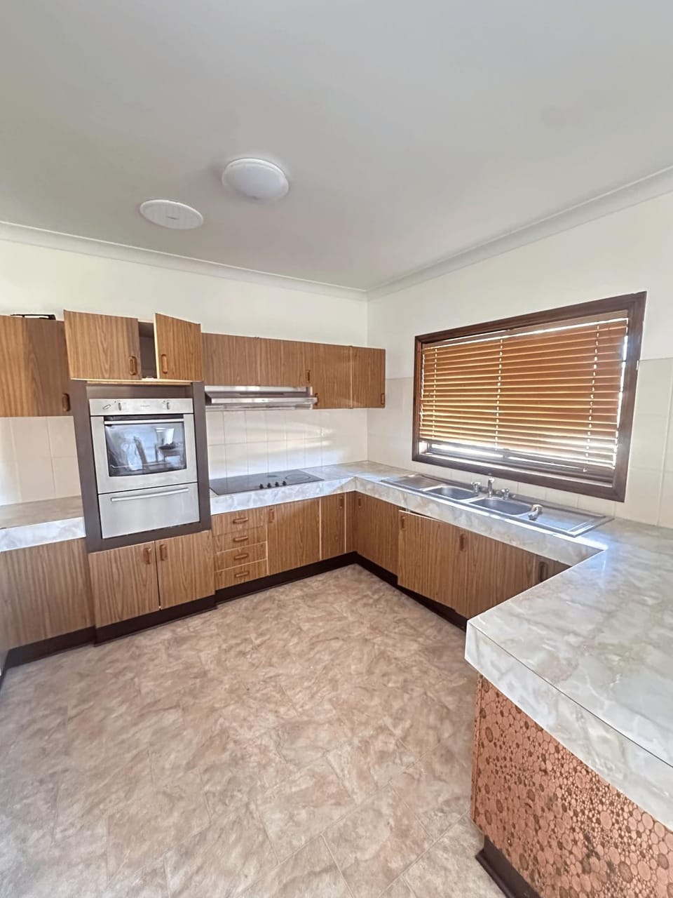 Spacious Queen Room with Air Conditioning - L1 Vacation rental in Casula