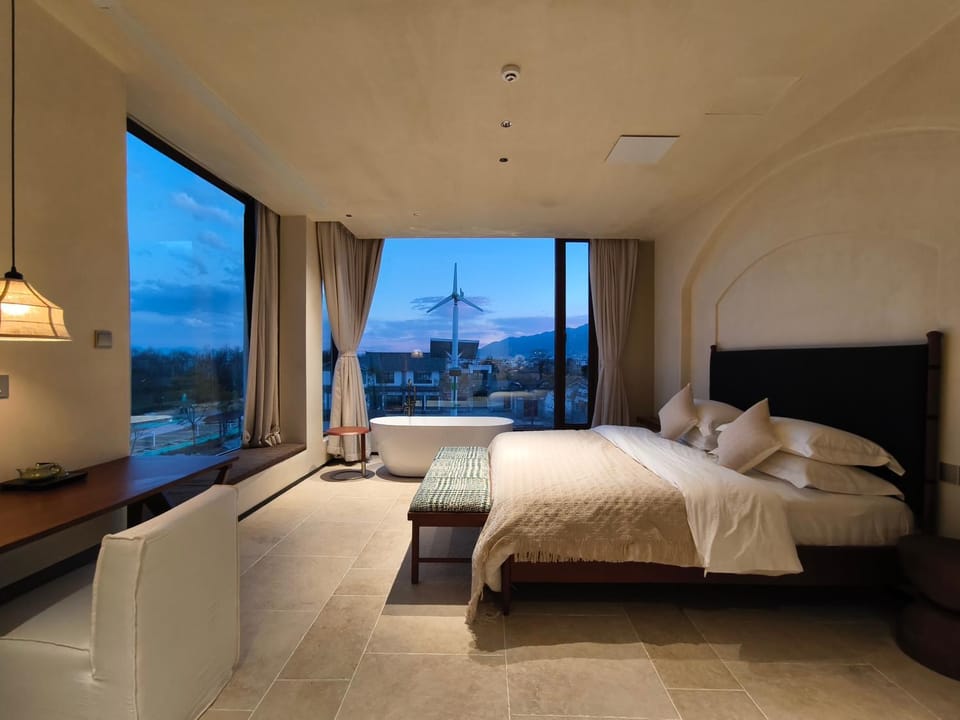 Bed, Living room, Photo of the whole room, Seating area