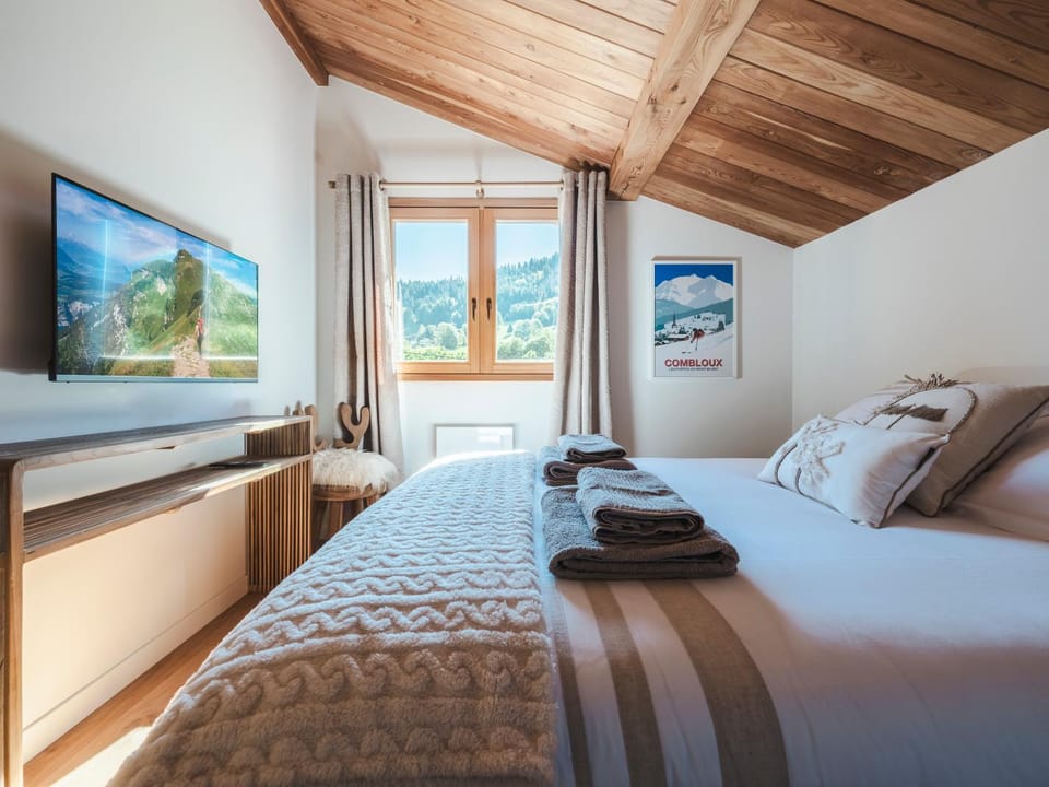 Bed, Natural landscape, TV and multimedia, Photo of the whole room, Bedroom, towels