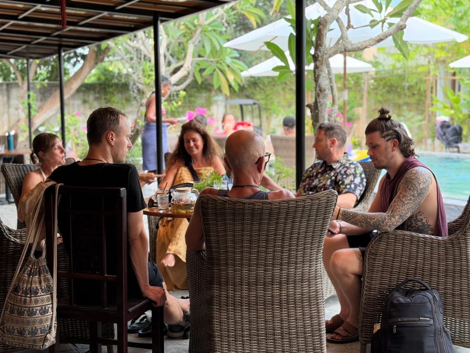 Restaurant/places to eat, group of guests
