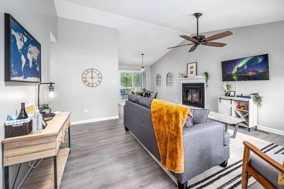 Cozy on Ger Maine St 1 Mile From Downtown Apex House in Apex