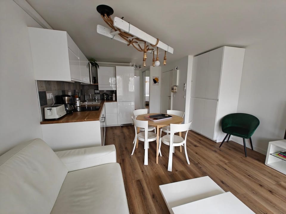Coffee/tea facilities, dishwasher, toaster, toaster, washing machine, washing machine