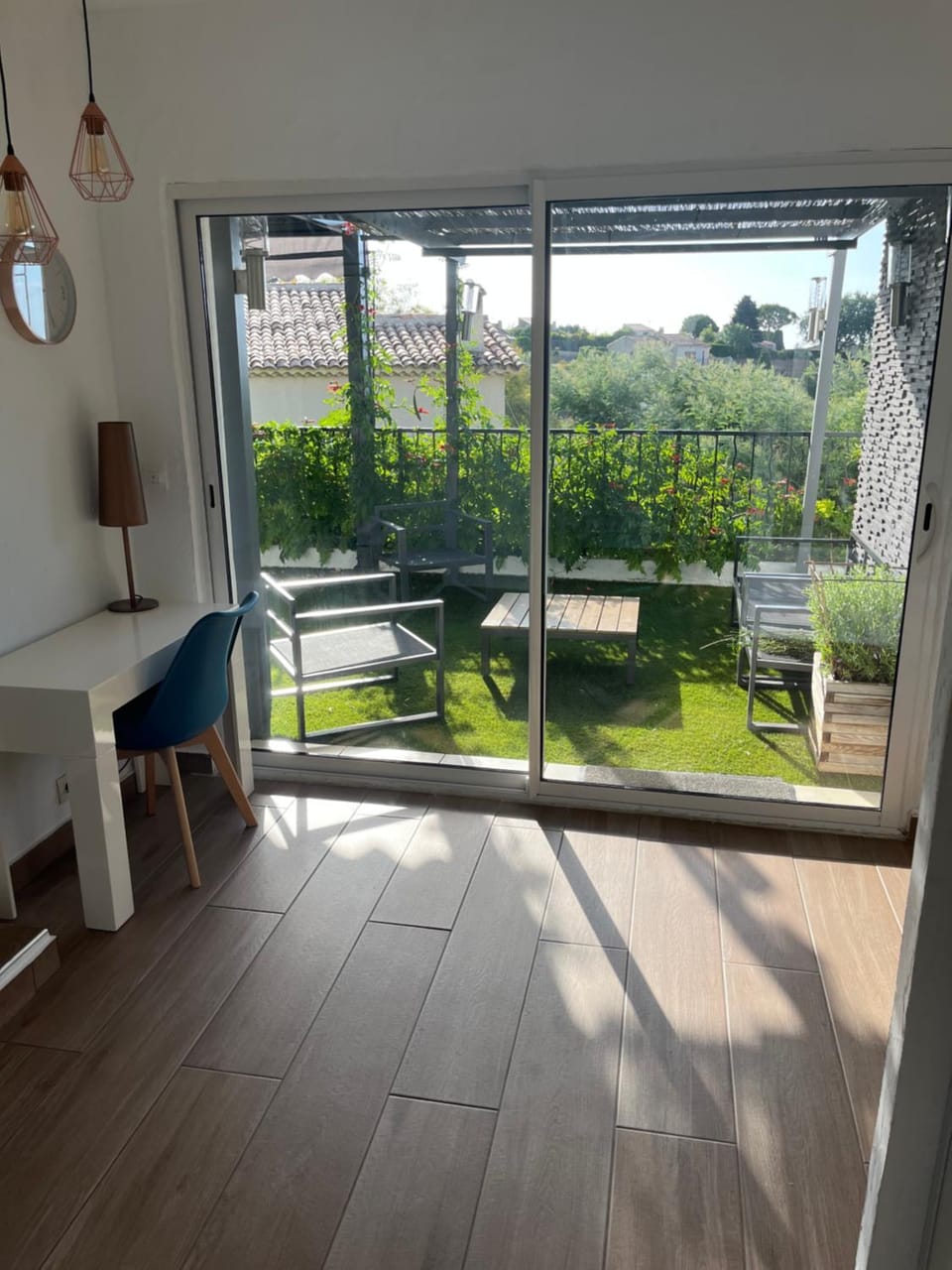 Appartement dans villa vue mer piscine partagée Apartment in Cagnes-sur-Mer