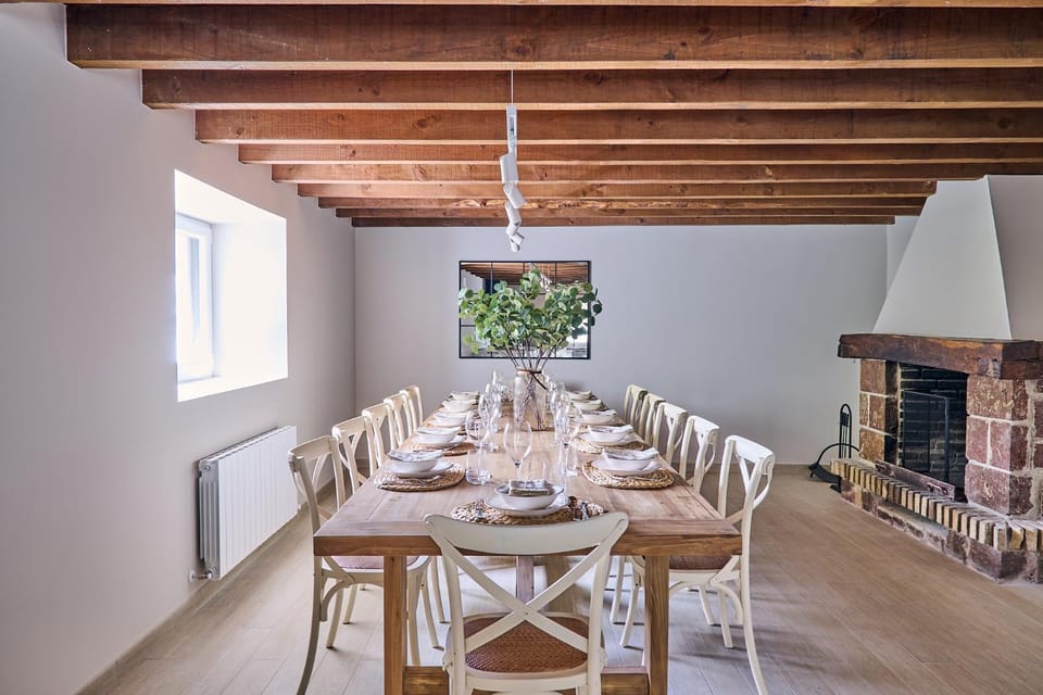 Dining area, fireplace
