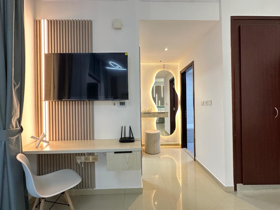Communal lounge/ TV room, TV and multimedia, Living room, Seating area, Dining area, Evening entertainment, hair dresser, wardrobe