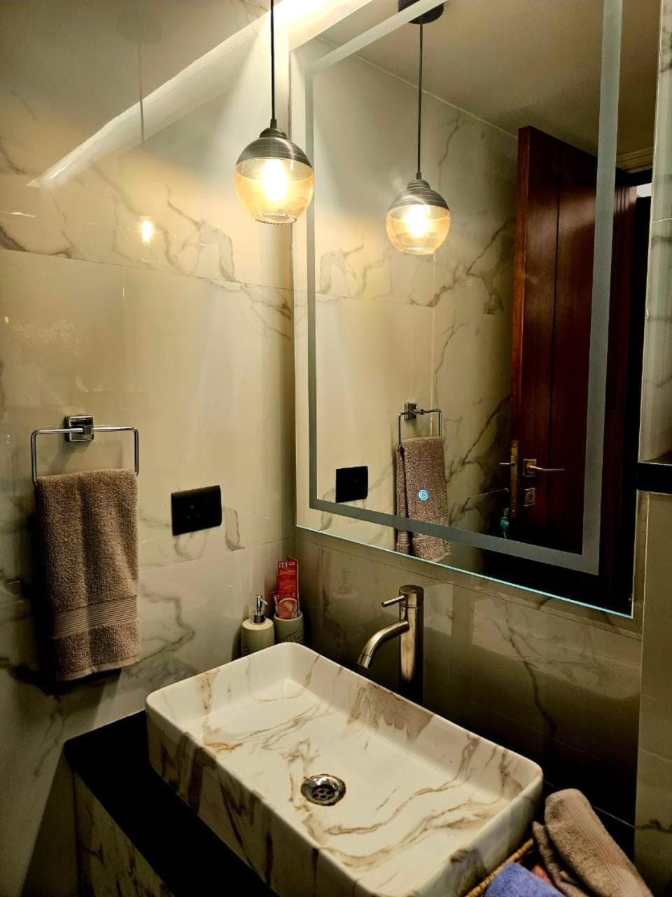 Blissful 5BHK, Golf Course Road by Micasso home, No Party Apartment in Gurugram