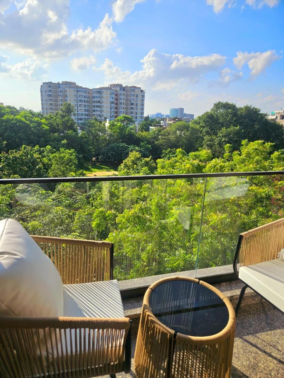 Blissful 5BHK, Golf Course Road by Micasso home, No Party Apartment in Gurugram