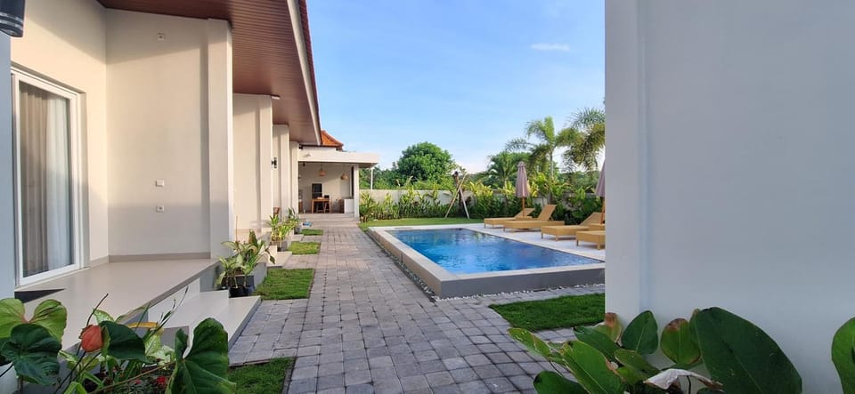 Property building, Garden view, Swimming pool, sunbed