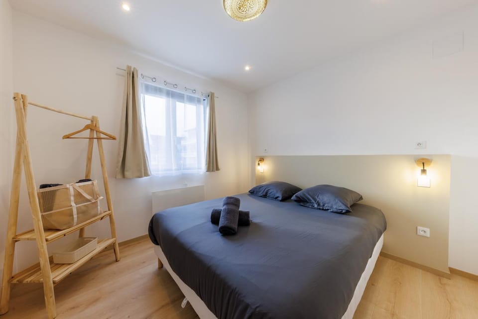 Photo of the whole room, Bedroom