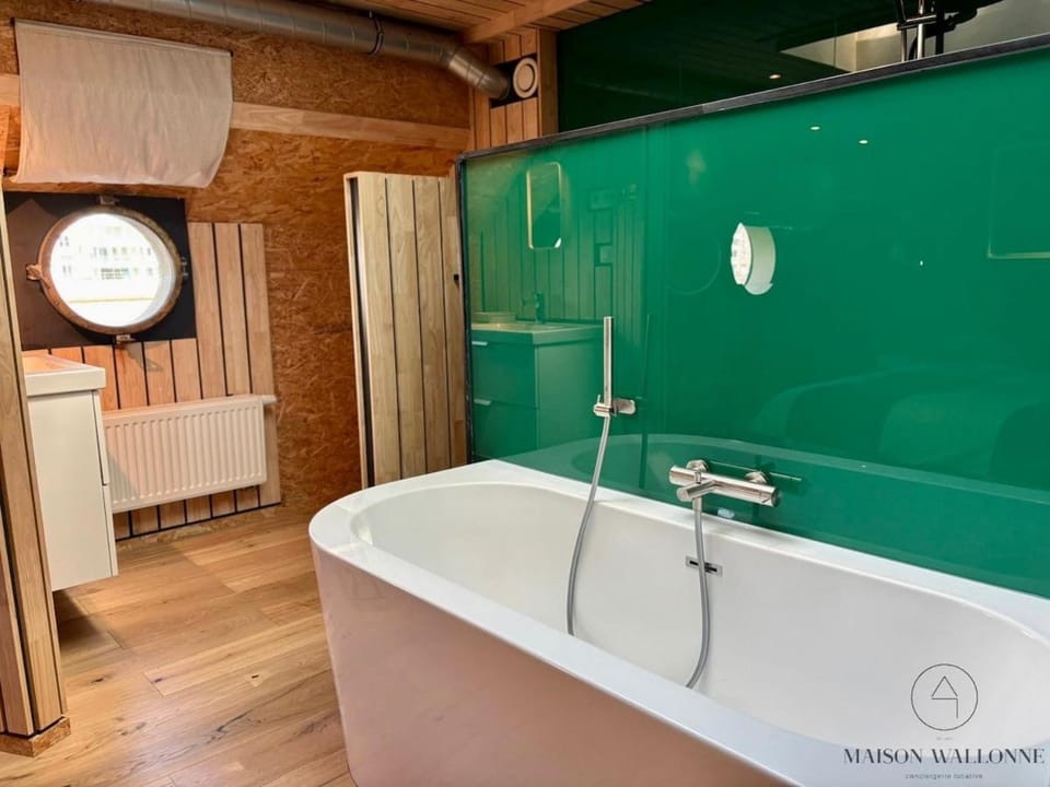 La péniche de Santa Cruz - Sur la Meuse, centre ville Docked boat in Liège