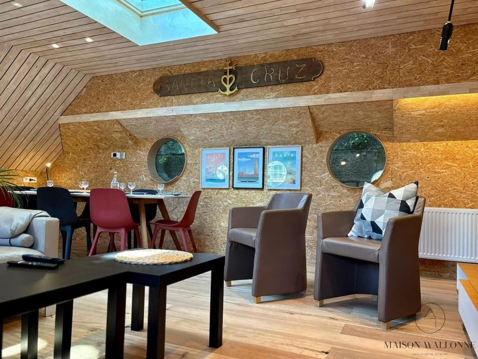 La péniche de Santa Cruz - Sur la Meuse, centre ville Docked boat in Liège