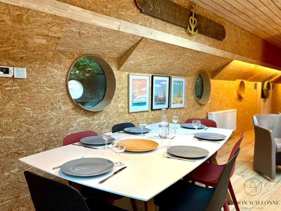 La péniche de Santa Cruz - Sur la Meuse, centre ville Docked boat in Liège