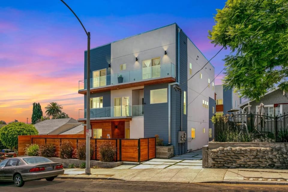 Upscale LA Getaway Sleeps 8 with Free Parking House in Echo Park