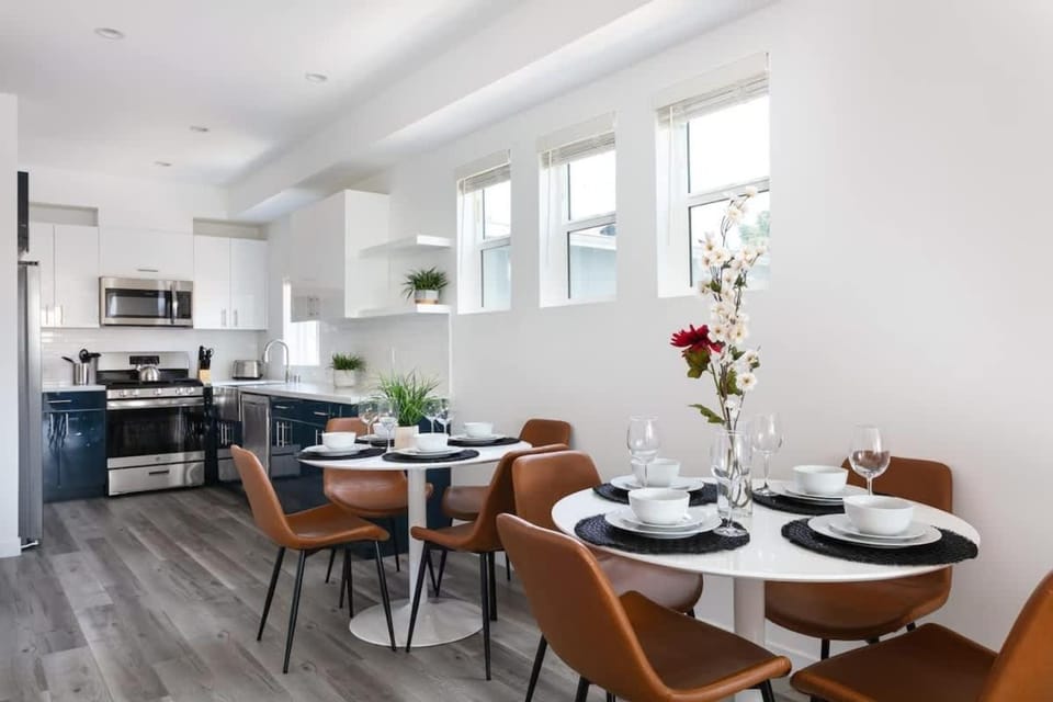 Upscale LA Getaway Sleeps 8 with Free Parking House in Echo Park