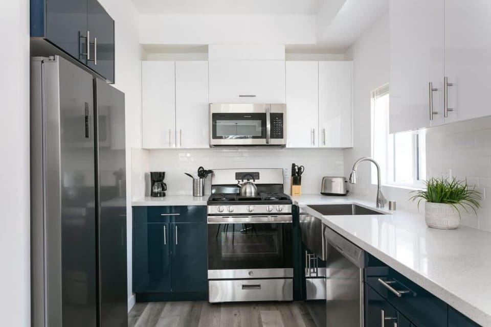 Upscale LA Getaway Sleeps 8 with Free Parking House in Echo Park