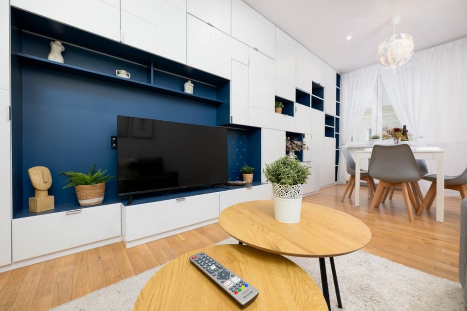 Communal lounge/ TV room, TV and multimedia, Living room, Seating area, Dining area, Evening entertainment