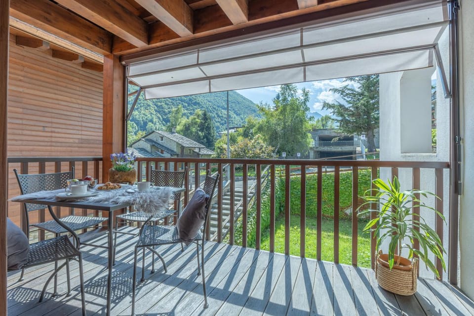 Patio, Spring, Day, Natural landscape, Garden, View (from property/room), Balcony/Terrace, Dining area, Garden view, Mountain view