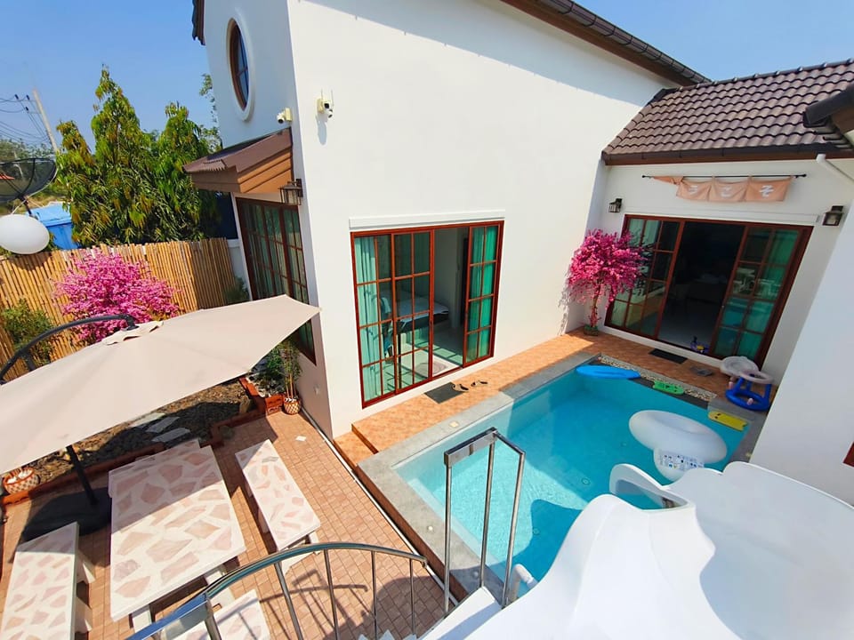 Konijiwa Bangsaen Private Pool Karaoke BBQ House in Chon Buri Changwat