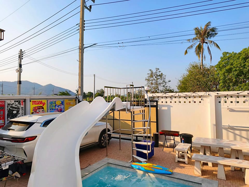 Konijiwa Bangsaen Private Pool Karaoke BBQ House in Chon Buri Changwat